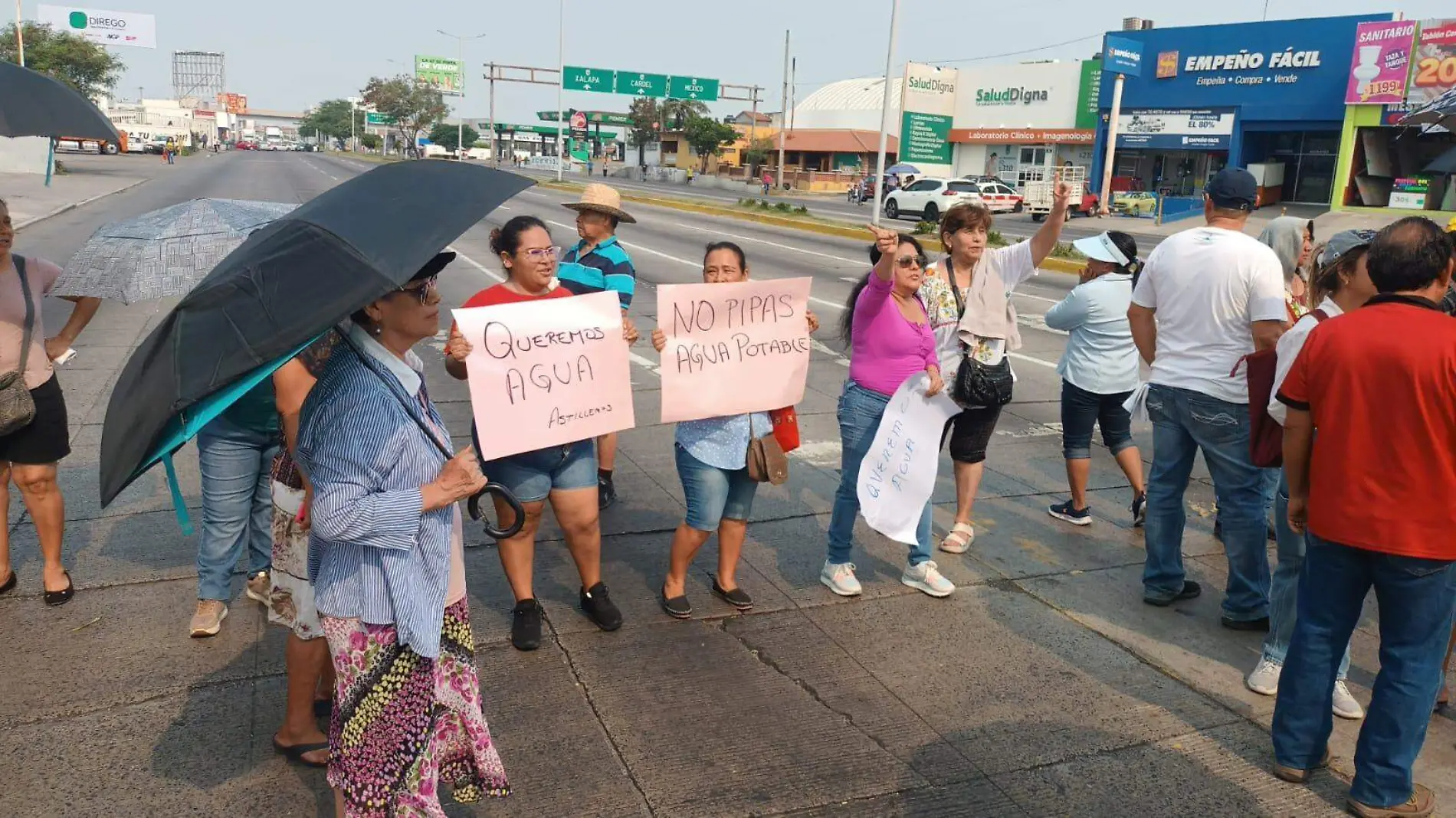 Con bloqueos vecinos de colonias en Veracruz piden agua